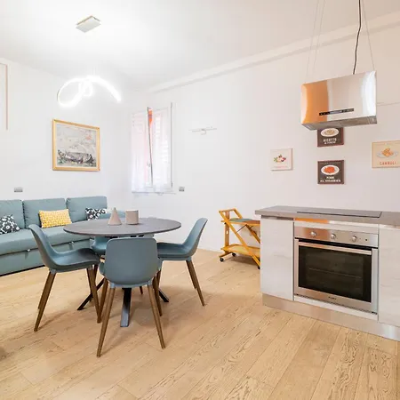 Urbanicooh Monticelli 4 דירה *